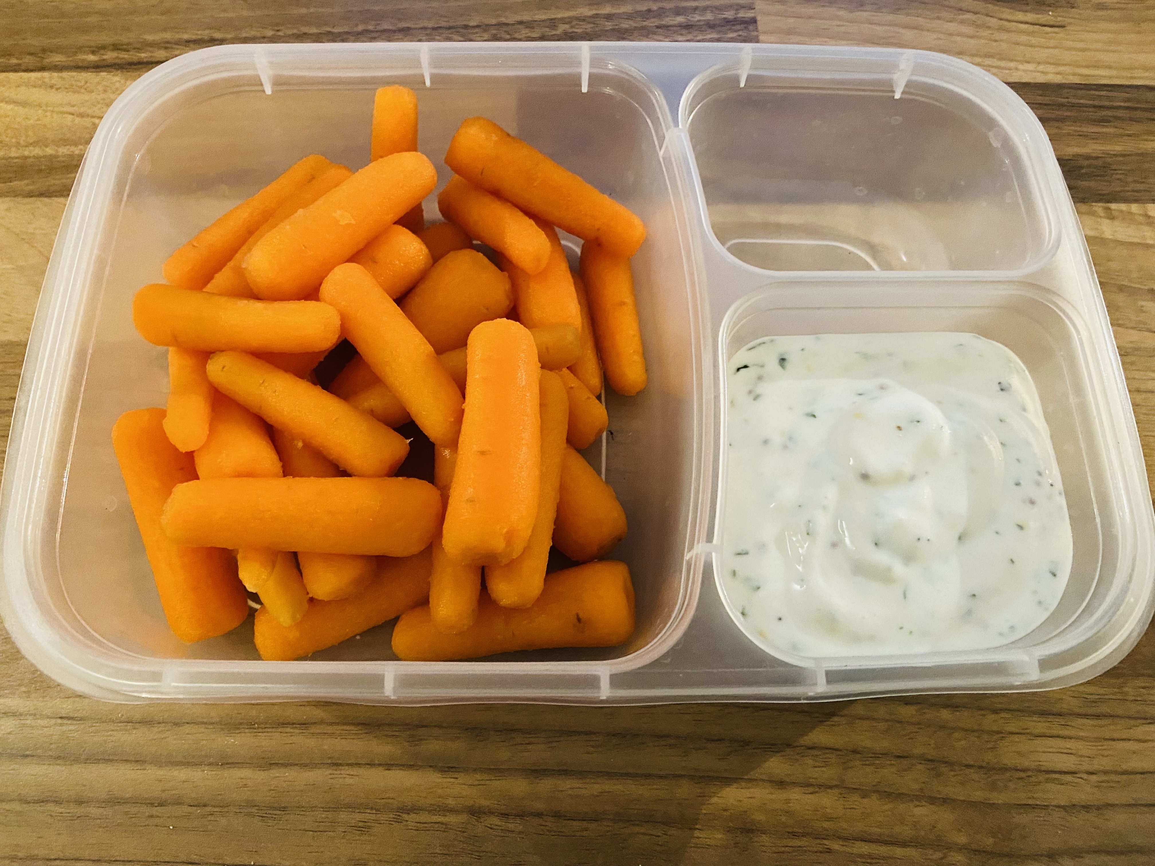 pcos meal plan carrots & yogurt ranch dressing / Healthy Travel Snacks & Hacks for PCOS women