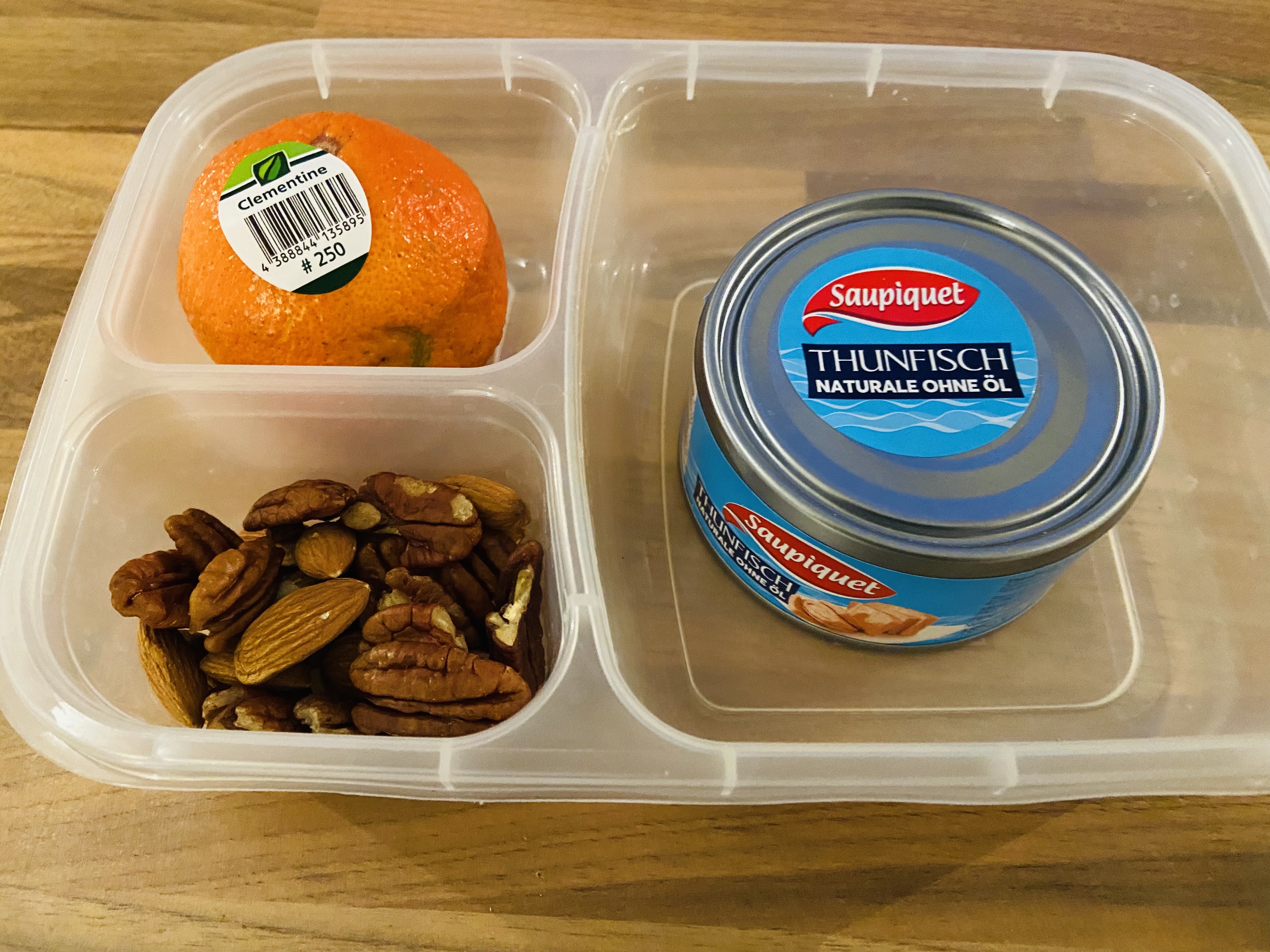 pcos meal plan canned tuna, clementine, nuts / Healthy Travel Snacks & Hacks for PCOS women