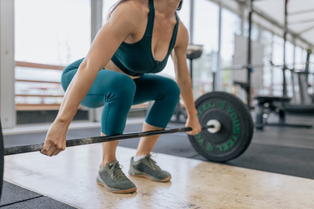 PCOS training: woman lifting a barbell